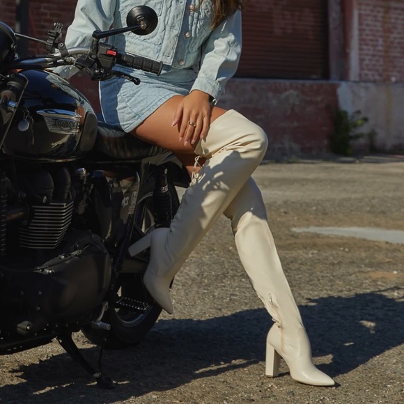 Shoe Dazzle Shoes - White heel lace back boots